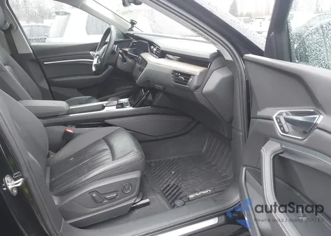 2019 Audi E-Tron Premium Plus z USA, uszkodzony, nr VIN WA1LAAGE0KB023068